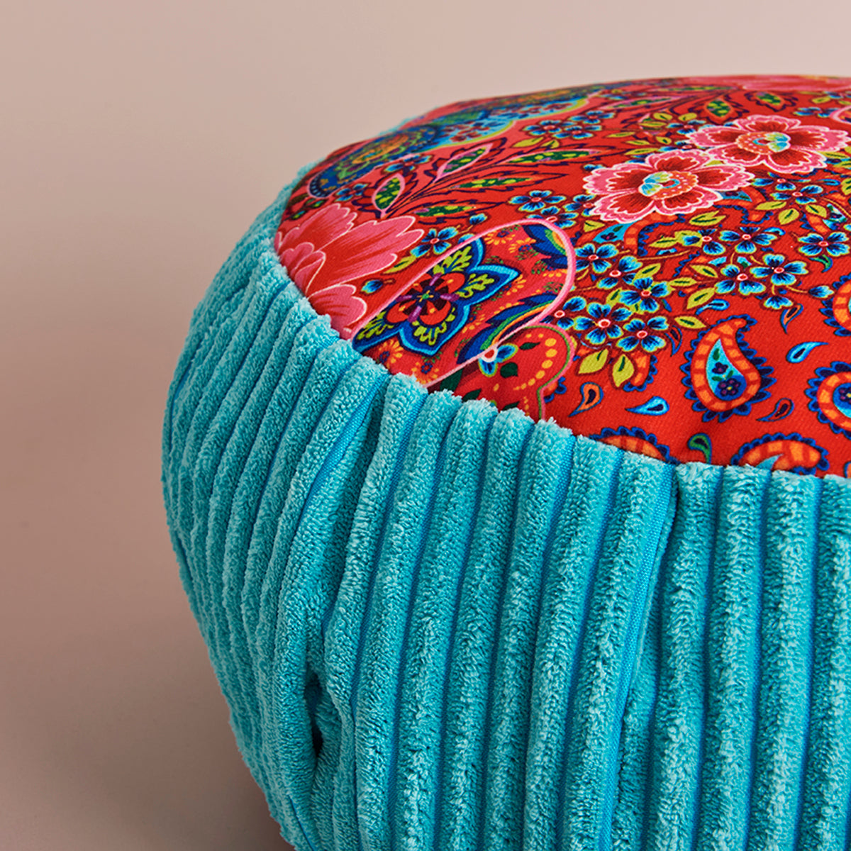 Coussin de méditation india fond multicouleurs et contour turquoise 
