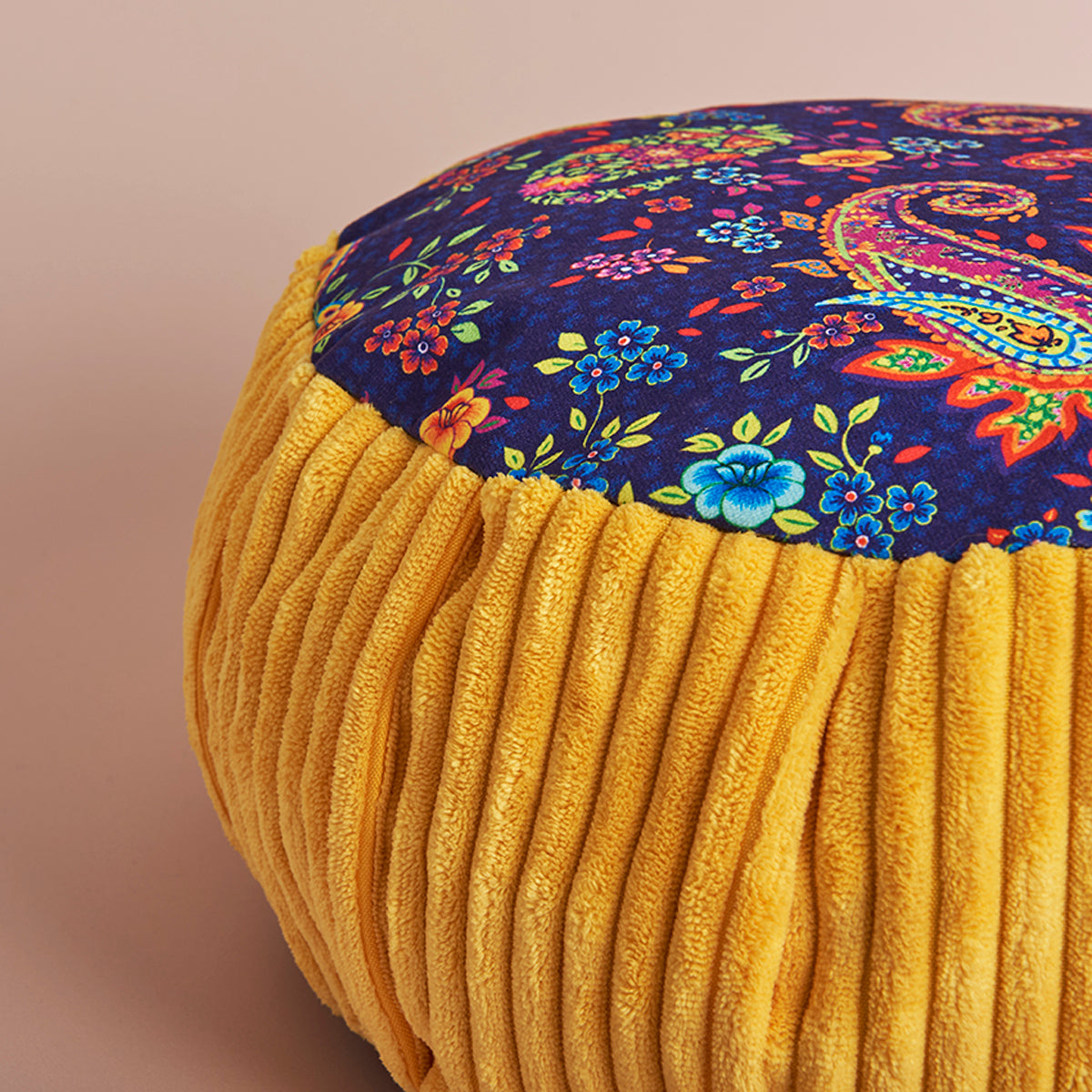 Coussin de méditation nuit indienne fond bleu nuit et contour jaune