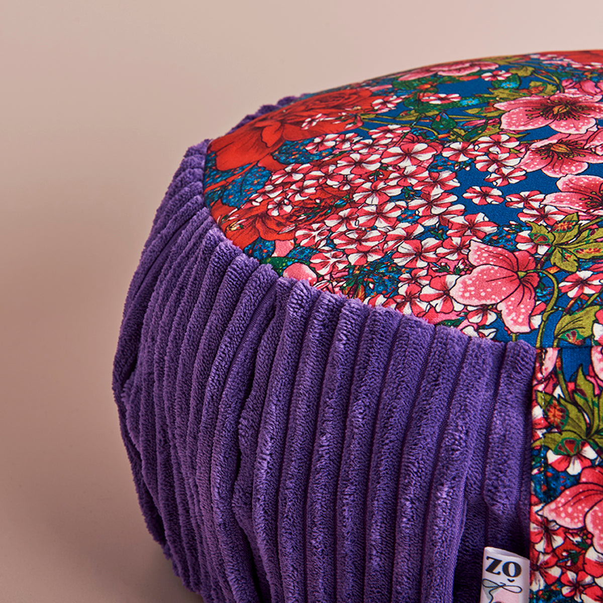 Coussin de méditation eden fleurs fond bleu petroles et contour violet