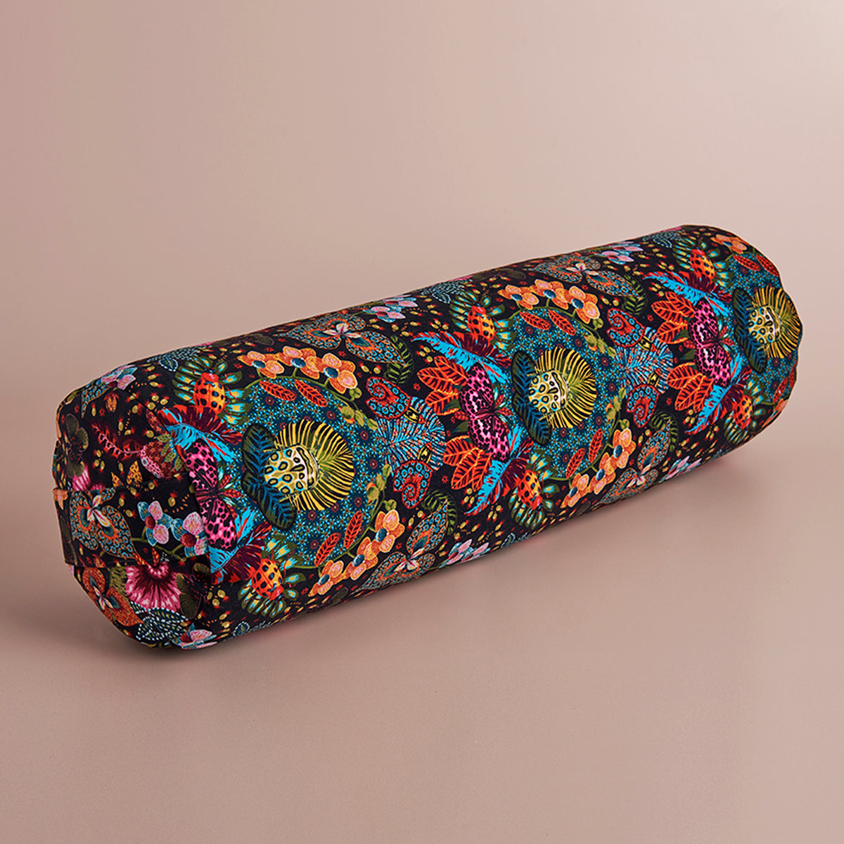 Traversin de yoga bolster amazonie fond noir avec des insectes et des fleurs multicouleurs 