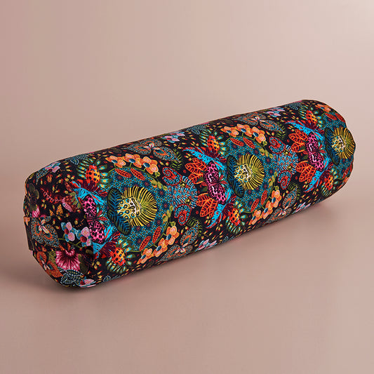 Traversin de yoga bolster amazonie fond noir avec des insectes et des fleurs multicouleurs 