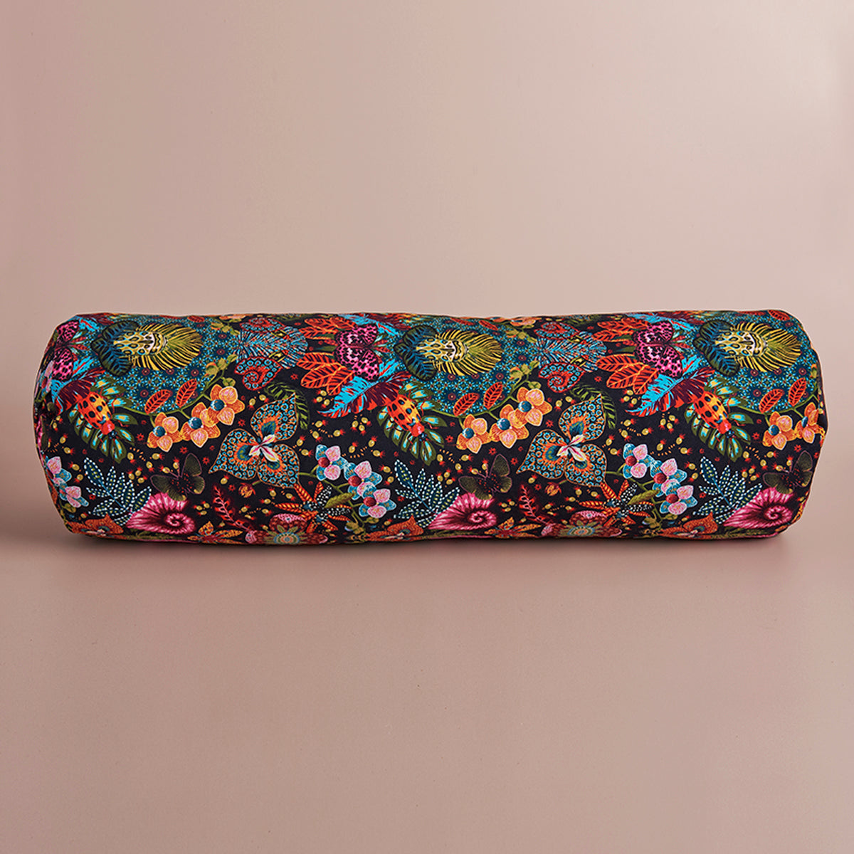 Traversin de yoga bolster amazonie fond noir avec des insectes et des fleurs multicouleurs 