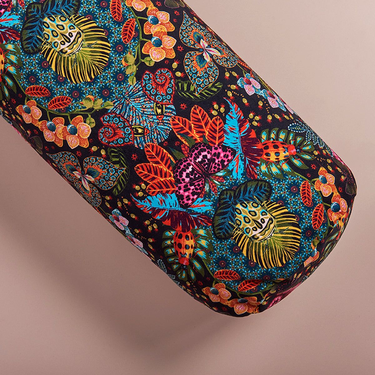 Traversin de yoga bolster amazonie fond noir avec des insectes et des fleurs multicouleurs 