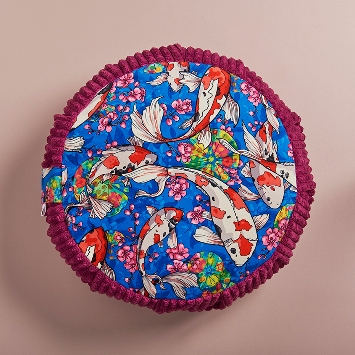 Coussin de méditation zafu carpe koï fond bleu contour fuschia 