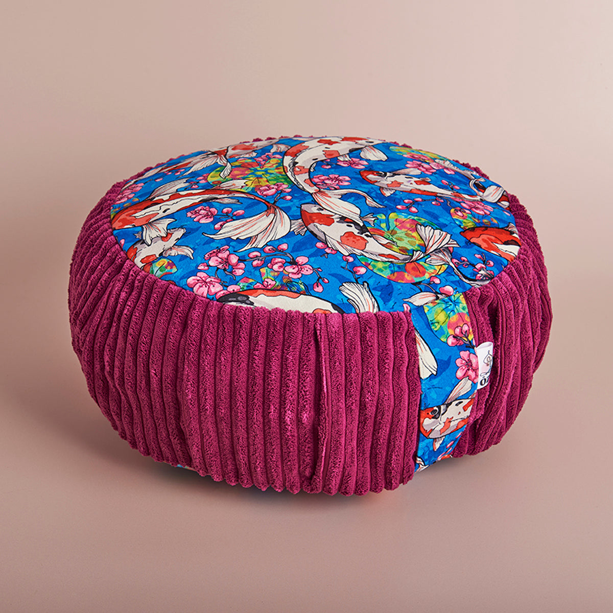 Coussin de méditation zafu carpe koï fond bleu contour fuschia 