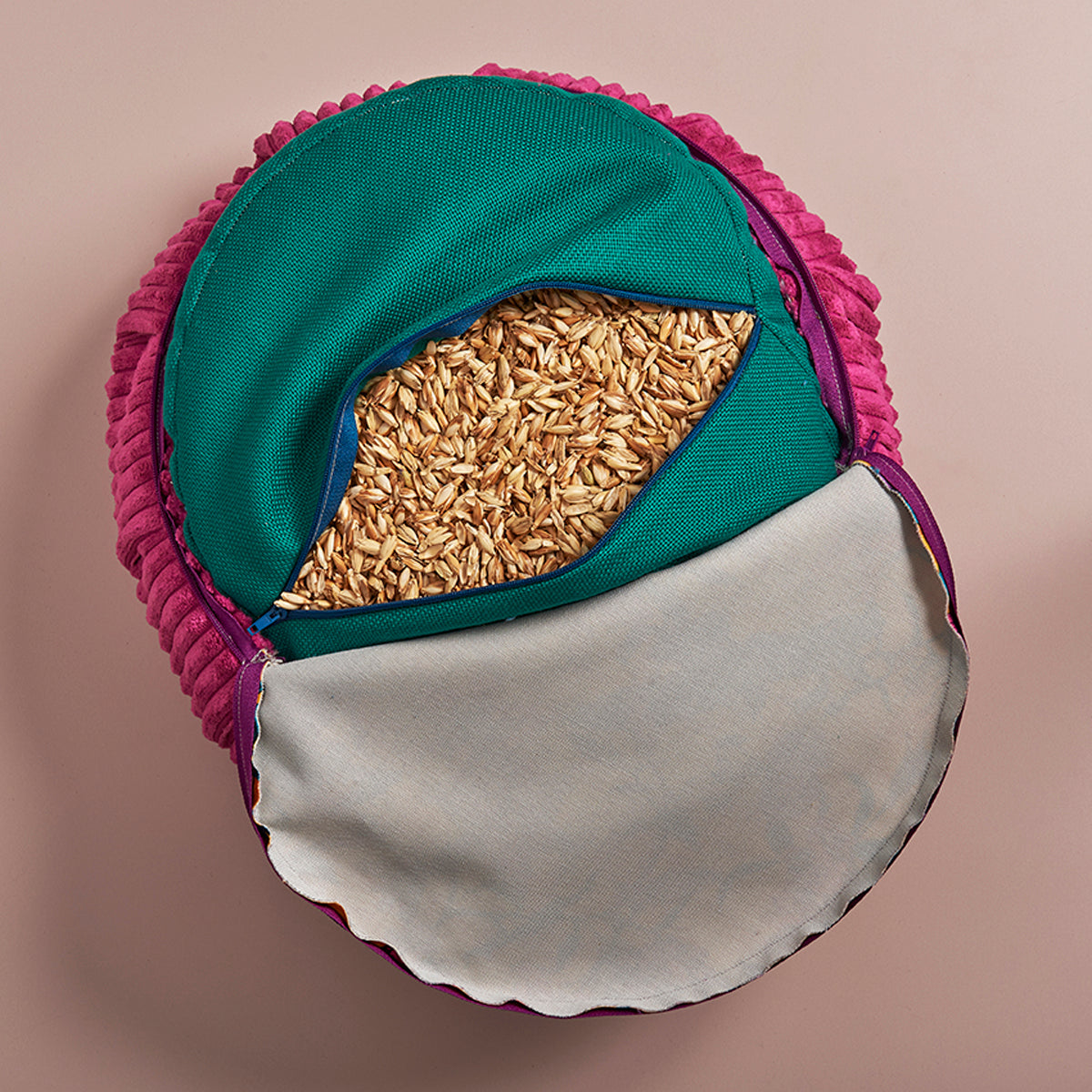 Coussin de méditation zafu vue sur housse intérieure ouverte balles d'épeautre 