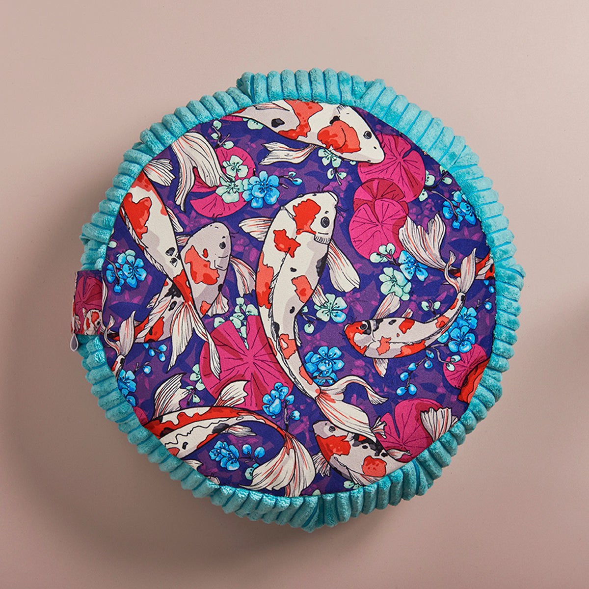 Coussin de méditation zafu carpe koï fond violet contour bleu turquoise