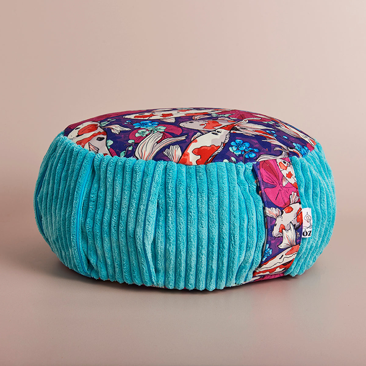 Coussin de meditation zafu carpe koï fond violet contour turquoise