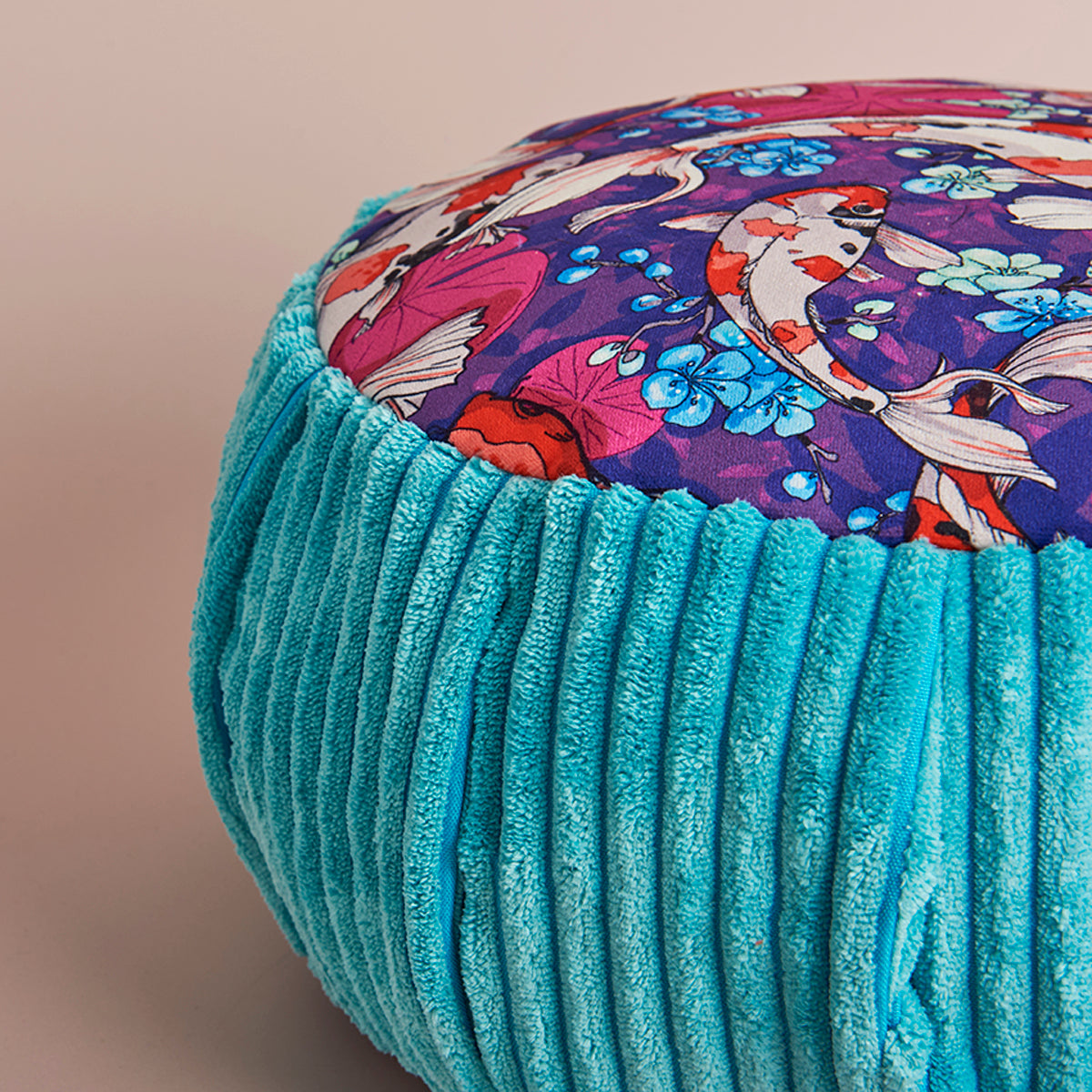 Coussin de méditation zafu carpe koï fond violet contour turquoise