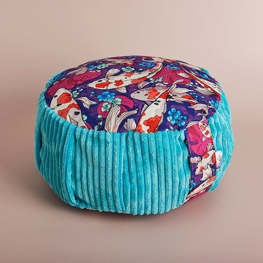 Coussin de méditation zafu carpe koï fond violet contour turquoise