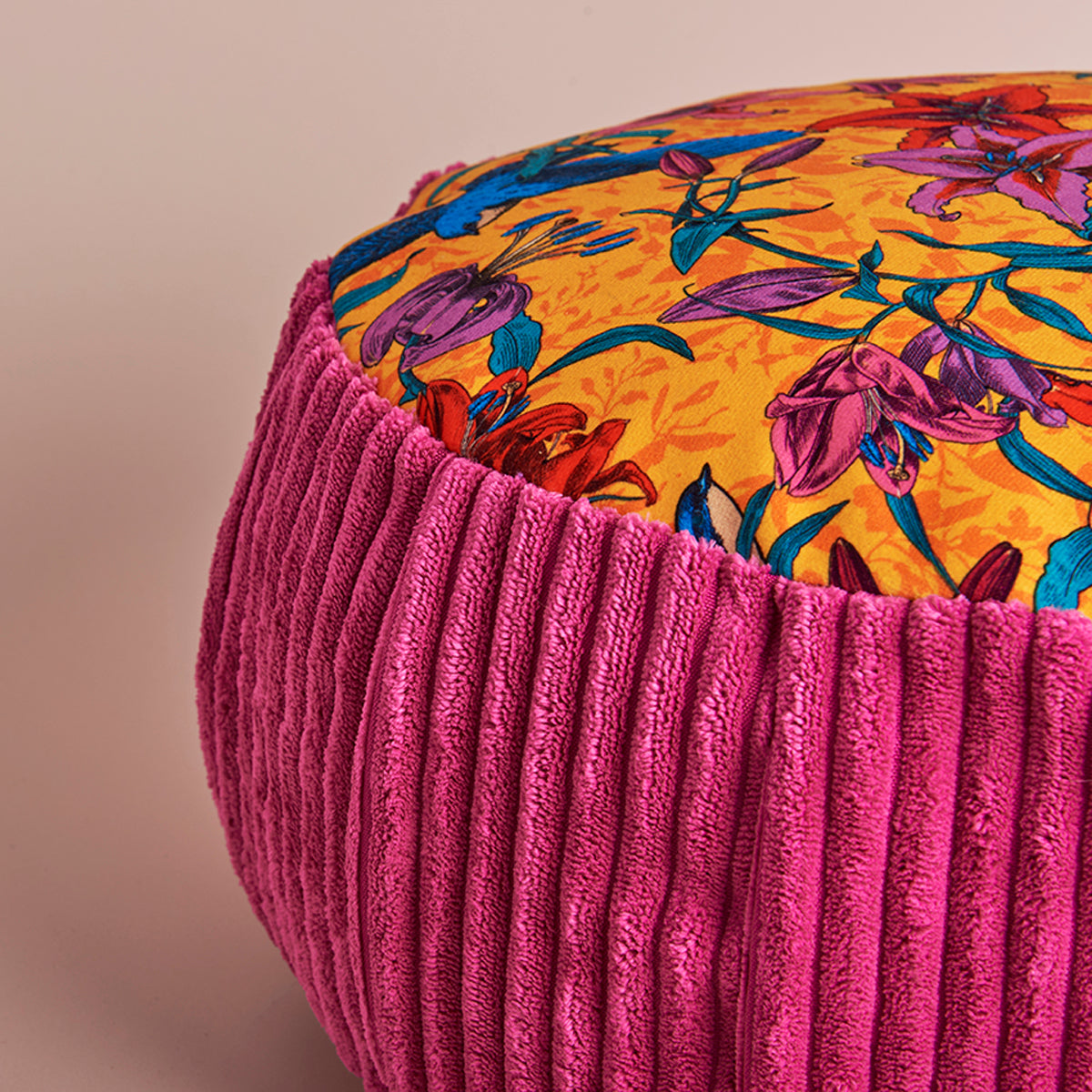 Coussin de méditation zafu hirondelles fond jaune contour framboise